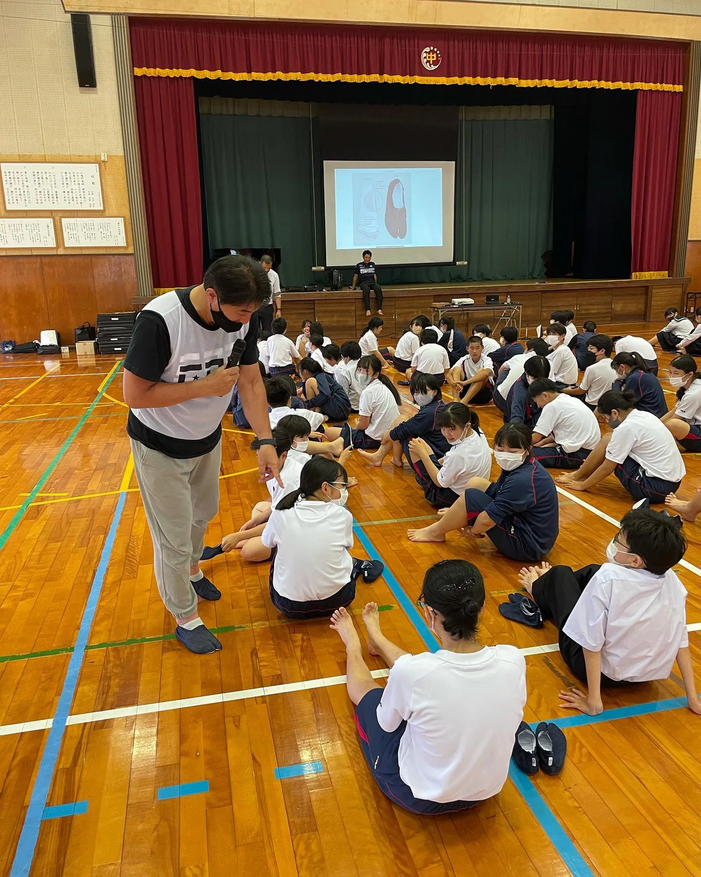 木場先生in鳴門！瀬戸中学生に正しい姿勢の重要性や足の指をし...