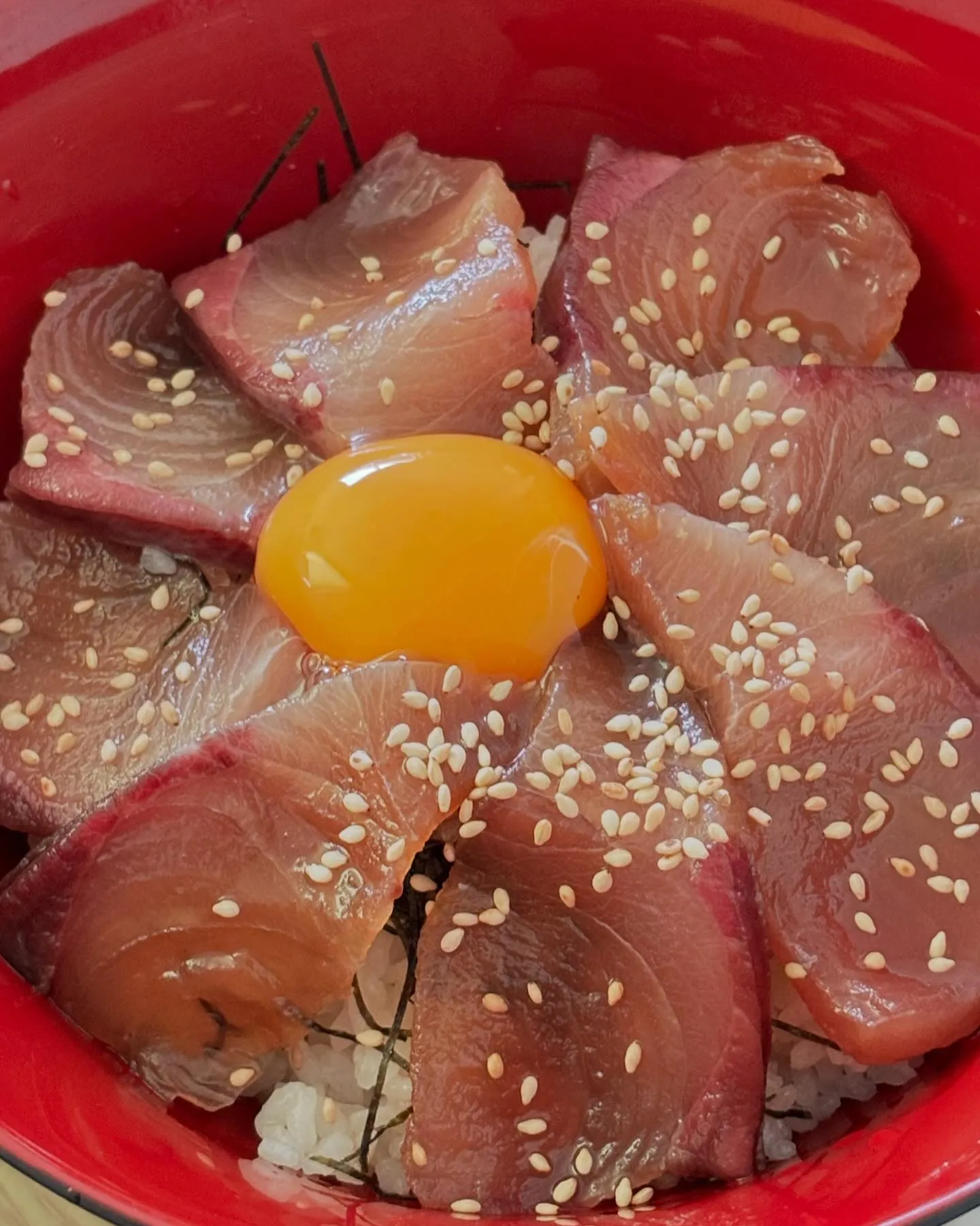 今日の昼メシは患者さんから頂いたハマチで漬け丼です。