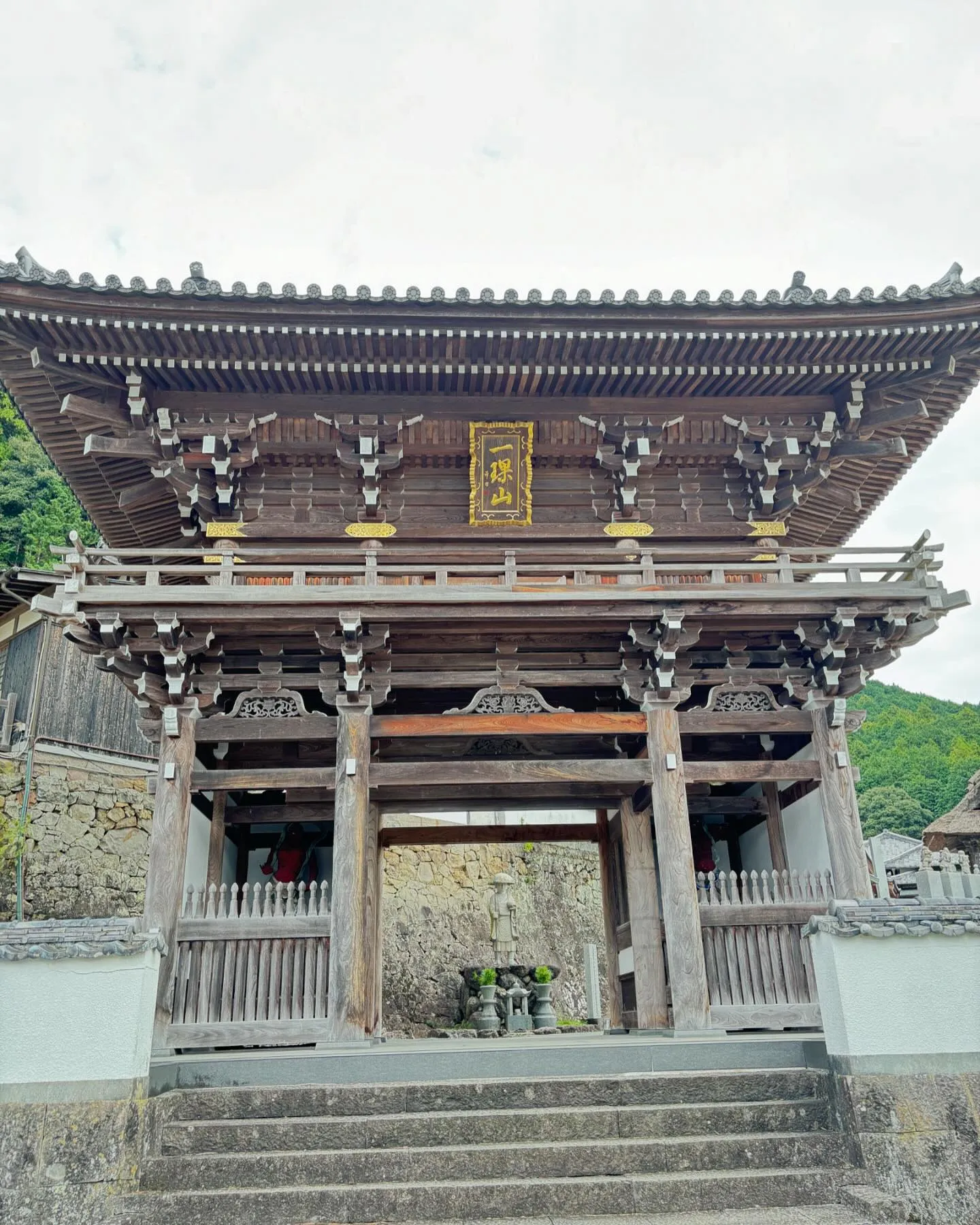 第42番札所『仏木寺』迫力ある山門が印象的で七福神に見守られ...