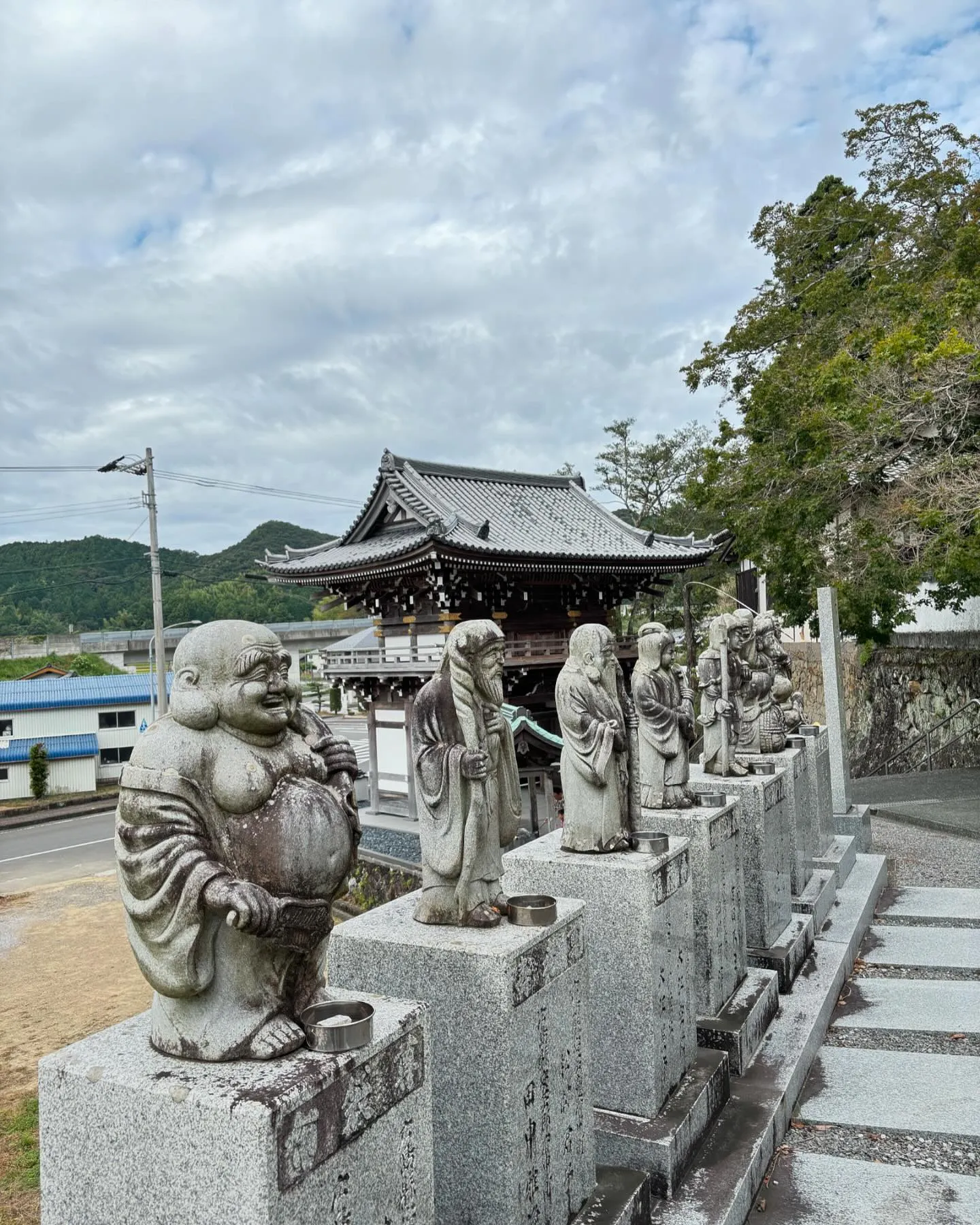 第42番札所『仏木寺』迫力ある山門が印象的で七福神に見守られ...